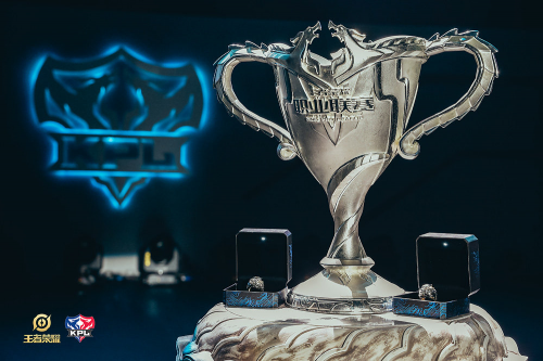 他依然在其 他依然在其